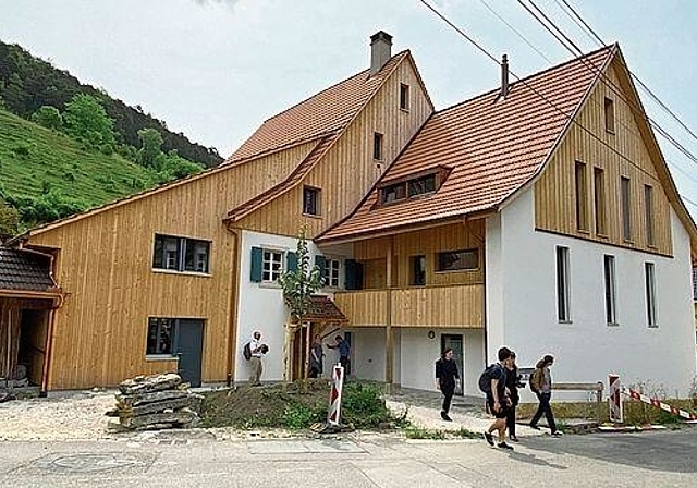 Vorzeigeobjekt: Rechts im Bild stand einst das Ökonomiegebäude. Heute steht dort ein Wohnhaus, in welchem die Besitzerfamilie wohnt. Foto: Willi Wenger