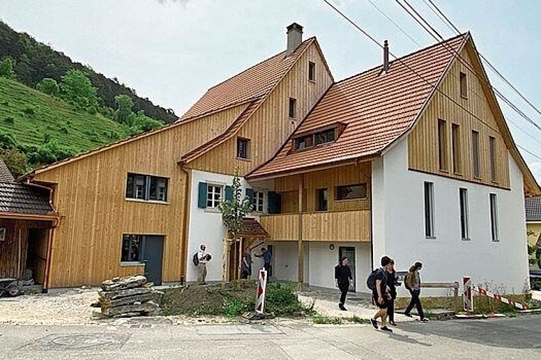Vorzeigeobjekt: Rechts im Bild stand einst das Ökonomiegebäude. Heute steht dort ein Wohnhaus, in welchem die Besitzerfamilie wohnt. Foto: Willi Wenger