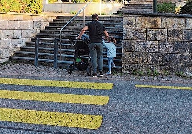Nicht barrierefrei: Nach dem Fussgängerstreifen im Dorf von Metzerlen erschwert eine Treppe das Weiterkommen.  Foto: zvg