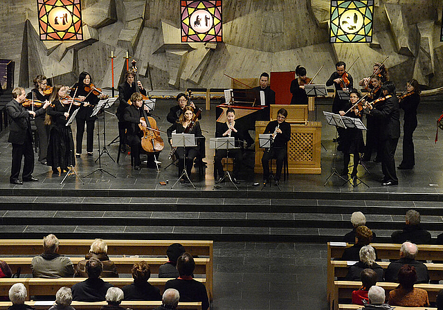 Jugendlicher Elan und unverbrauchte Geschmeidigkeit: Die Chamber Academy Basel vor adventlicher Kulisse. Foto: ZVG