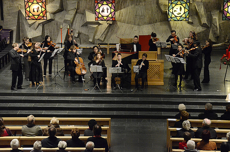 Jugendlicher Elan und unverbrauchte Geschmeidigkeit: Die Chamber Academy Basel vor adventlicher Kulisse. Foto: ZVG