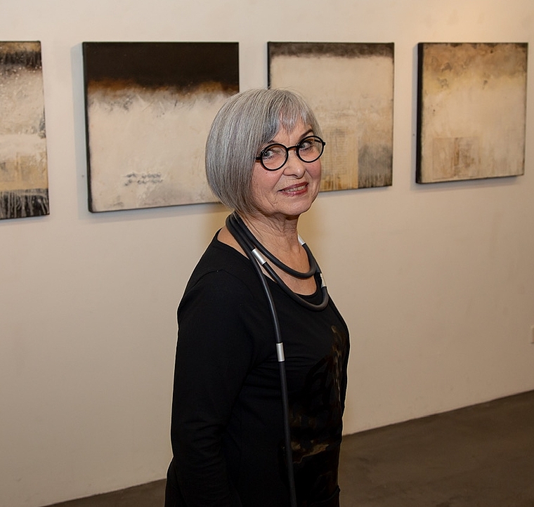 <em>Stimmige Ausstellung: </em>Ingrid Gygax mit Bildern und Objekten. Foto: Martin Staub