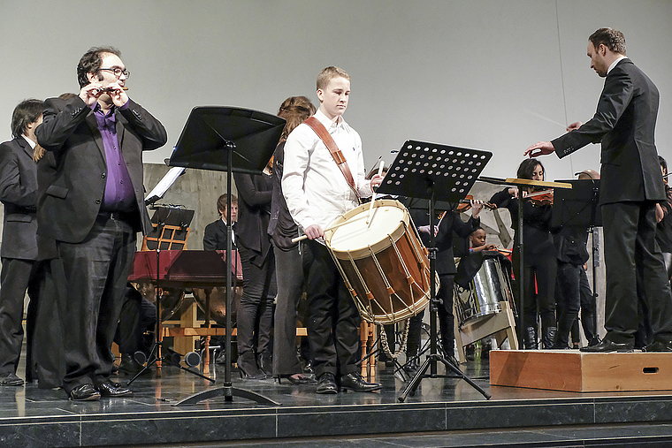 Ungewohnte Klänge in einem klassischen Konzert: Frederic Sánchez (Piccolo), Maurice Weiss (Basler Trommel) und Dirigent Christian Knüsel. Foto: Thomas Brunnschweiler