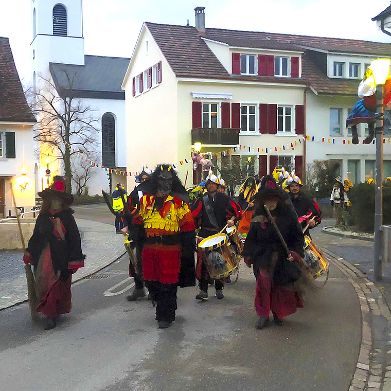 Mystisch: Chäppelihäx, Teufel, Hexenschar und weiteres Gefolge unterwegs zum Waldrand, wo das Funggefüür entzündet wird.  Foto: Caspar Reimer