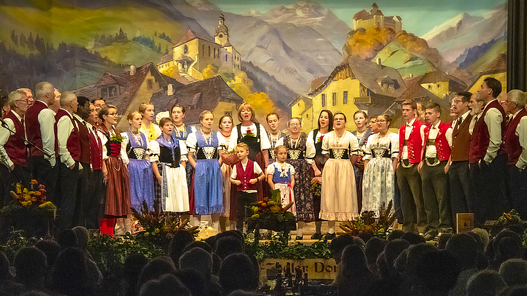 Höchste Jodelkultur: Die Schwarzbuebe Jodler sorgten mit der Jodlerfamilie Sutter und dem Öhrli-Chörli für beste Stimmung in der bis auf den letzten Platz gefüllten Mehrzweckhalle.  Foto: Heiner Leuthardt