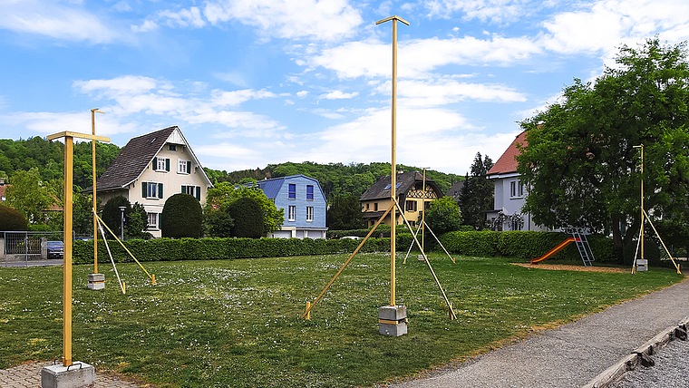 Die Bauprofile stehen: Hier soll das neue Provisorium entstehen.  Foto: Benedikt Kaiser