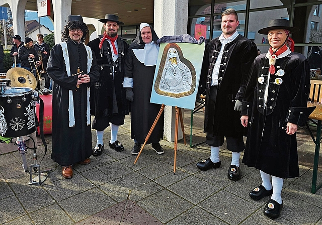 Das Breitenbacher Fasnachtskomitee an der «Plagetten-Taufe»: (v. l.) Präsident Claudio Spaar, Michael Corpataux, Dominik Jeker, Tobias Schnell und Patra Dürr. Fotos: Melanie Brêchet