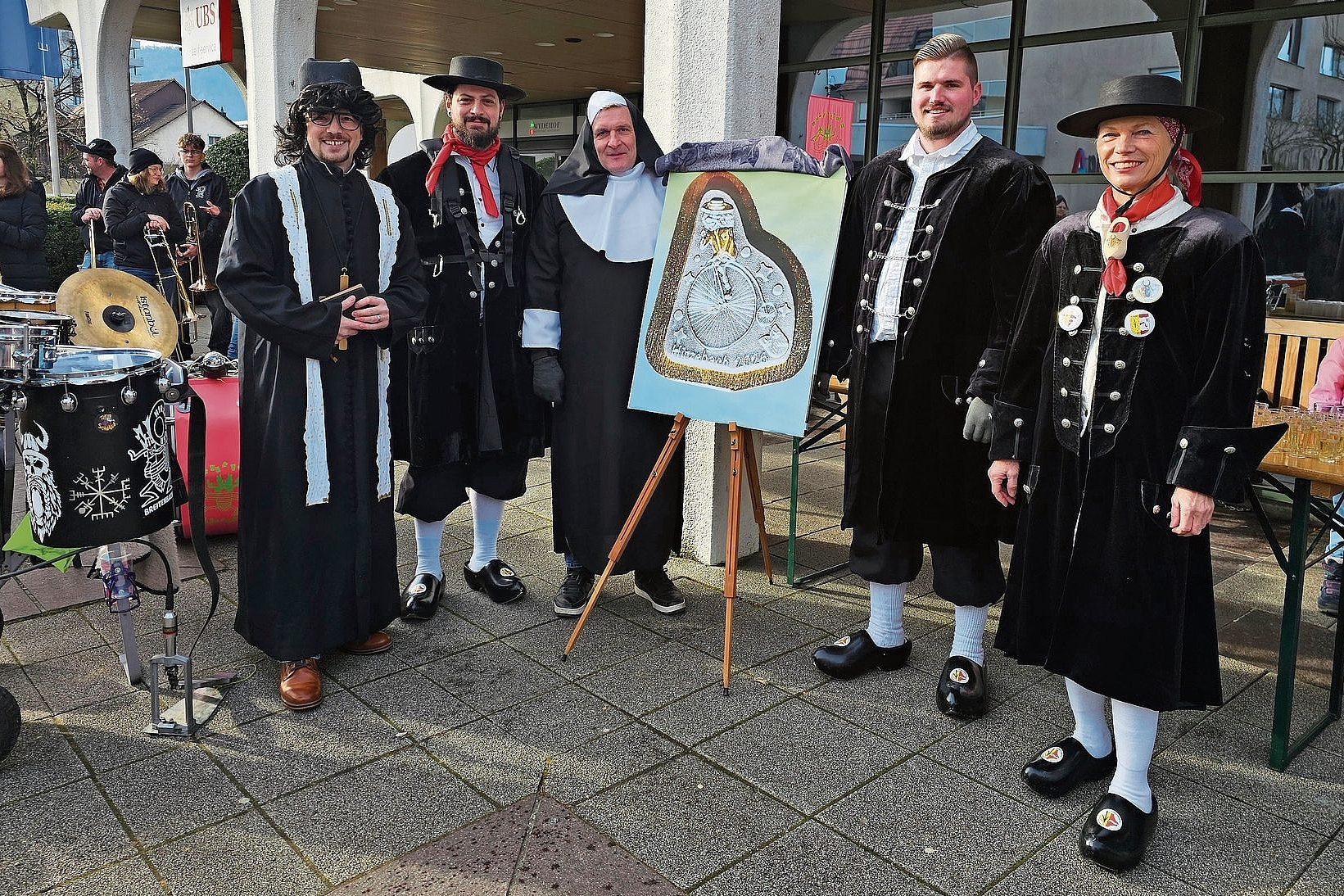 Das Breitenbacher Fasnachtskomitee an der «Plagetten-Taufe»: (v. l.) Präsident Claudio Spaar, Michael Corpataux, Dominik Jeker, Tobias Schnell und Patra Dürr. Fotos: Melanie Brêchet Das Breitenbacher Fasnachtskomitee an der «Plagetten-Taufe»: (v. l.) Präsident Claudio Spaar, Michael Corpataux, Dominik Jeker, Tobias Schnell und Patra Dürr. Fotos: Melanie Brêchet