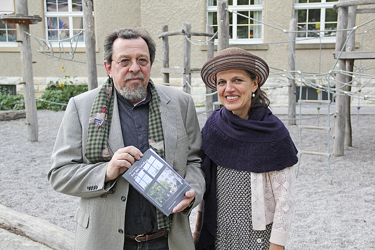 Das Domplatzschulhaus in Wort und Bild: Der Herausgeber Jürg Seiberth und die Schulleiterin Rosmarie Gügler präsentierten am Fest das Buch zum Jubiläum.  Foto: Michel Schultheiss