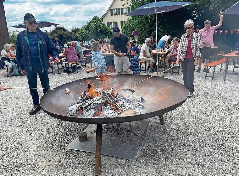 Generationenübergreifender Austausch: An der offenen Feuerstelle konnten die Teilnehmerinnen und Teilnehmer ihre traditionelle Schweizer Wurst bräteln. Foto: Bea Asper