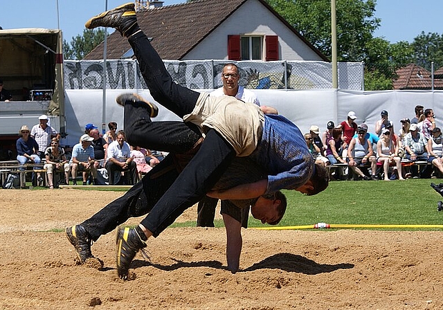 Packendes Duell: Schwinger in Aktion. Fotos: Jürg jeanloz Zum Auftakt: Jodlerklub Erschwil-Beinwil. 