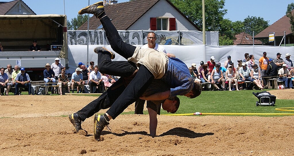 Packendes Duell: Schwinger in Aktion. Fotos: Jürg jeanloz Zum Auftakt: Jodlerklub Erschwil-Beinwil. 