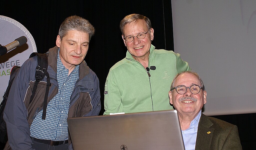 Blick in den Laptop: Stadtpräsident Alexander Imhof und die beiden Co-Präsidenten Othmar Cueni und Hans Schmid (v.l.).