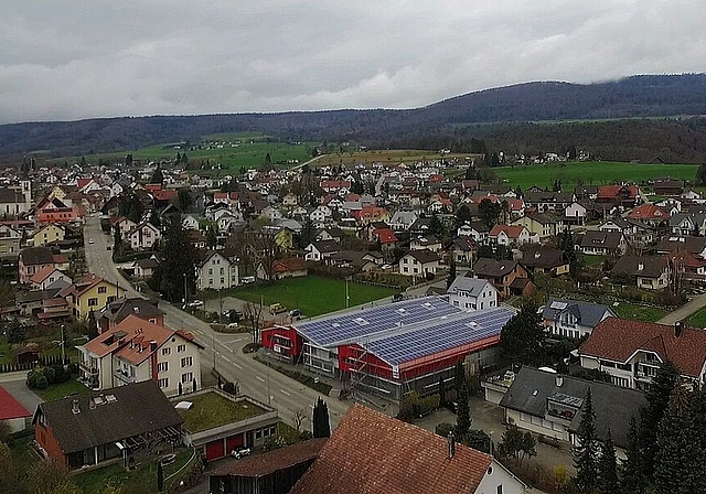 Solarkraftwerk: Aus der Luft ist die grosse Dachfläche mit der Photovoltaikanlage auf dem Gemeindewerkhof gut sichtbar. Foto: zvg (www.diefilmbude.ch)