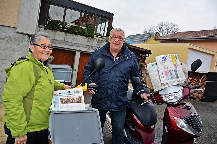 Startbereit: Marjeta und Fredy Hügli auf einer der letzten Zustelltouren mit dem Wochenblatt. Nächstes Jahr bringts die Post. Foto: Roland Bürki