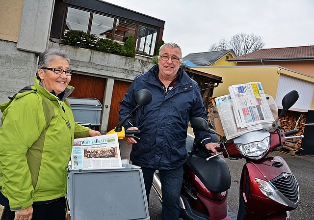 Startbereit: Marjeta und Fredy Hügli auf einer der letzten Zustelltouren mit dem Wochenblatt. Nächstes Jahr bringts die Post.  Foto: Roland Bürki