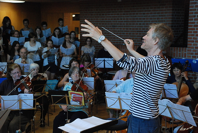 Letzter Schliff: Das Orchester Arlesheim und der Chor des Gymnasiums Münchenstein bei einer Probe unter dem Dirigat von Markus Teutschbein. Foto: Thomas Brunnschweiler