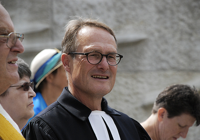 Ökumenisch orientiert: Pfr. Roger Boerlin vor dem Schlachtdenkmal, ganz links Pfr. Franz Kuhn.  Foto: Thomas Brunnschweiler