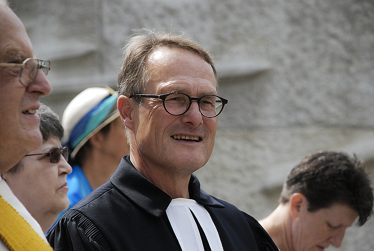 Ökumenisch orientiert: Pfr. Roger Boerlin vor dem Schlachtdenkmal, ganz links Pfr. Franz Kuhn. Foto: Thomas Brunnschweiler