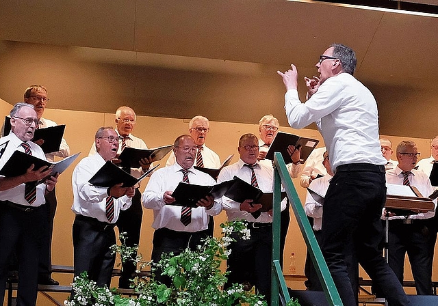 Präzise Einsätze und präsente Sänger: Othmar Sturm und der MC Meltingen. Foto: Thomas Brunnschweiler