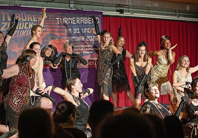 Frauenpower: Die Volleyballerinnen zelebrieren die 1920er-Jahre. Fotos: Martin Staub