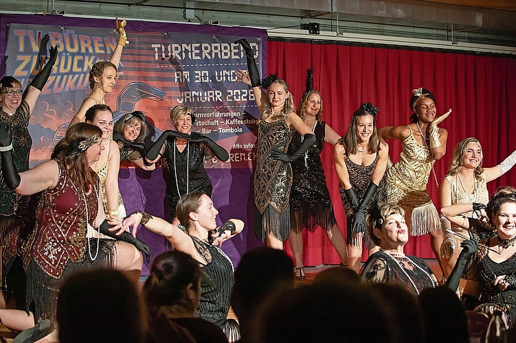 Frauenpower: Die Volleyballerinnen zelebrieren die 1920er-Jahre. Fotos: Martin Staub