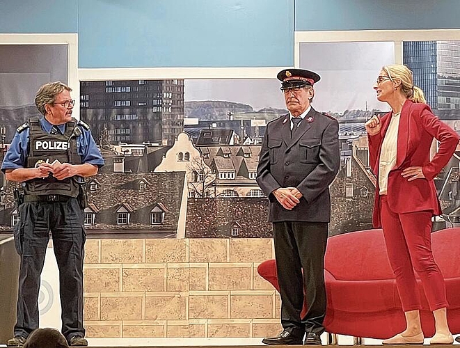 Freund und Helfer: Die Polizei sieht nach dem Rechten, aber hat sie auch den Durchblick? Freund und Helfer: Die Polizei sieht nach dem Rechten, aber hat sie auch den Durchblick?