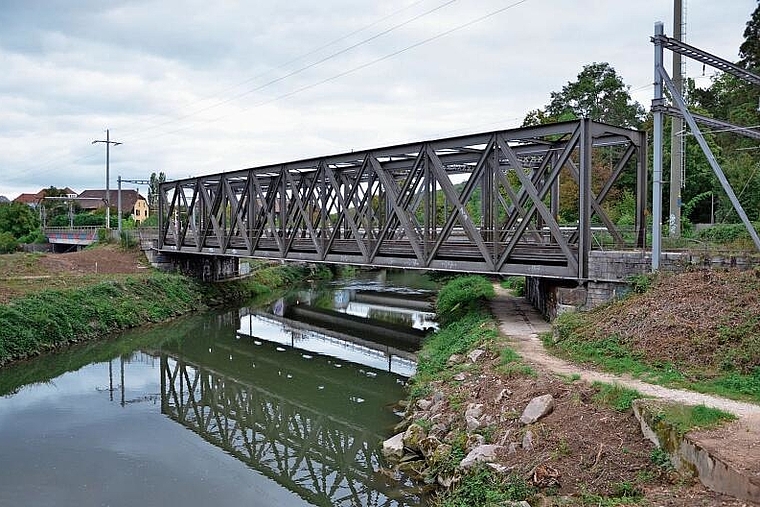 Aus umweltrechtlichen Gründen: Die alten Birsbrücken bleiben vorerst auf ihrem Platz. Foto: Mirjam Sinniger