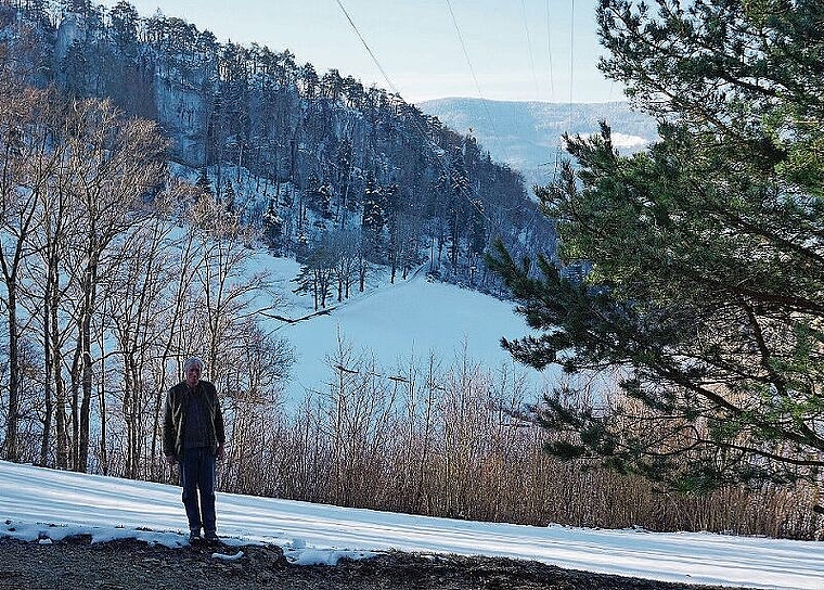 Begrüsst die Vereinbarung: Ortshistoriker Simon Lutz auf dem Fringeliberg, im Hintergrund die «Rue d’amour». Foto: zvg