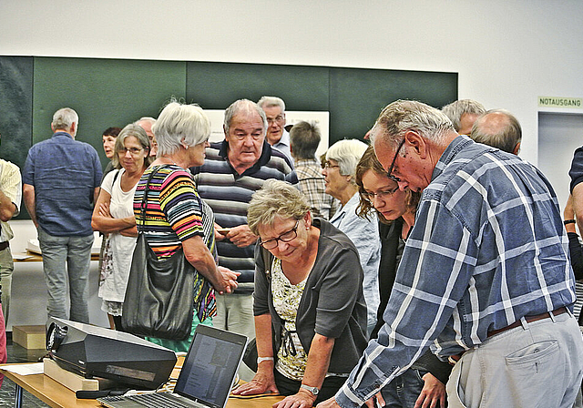 Grosses Interesse: An der Informationsveranstaltung zum Quartierplan «Bodmen» wurde rege diskutiert.  Foto: Bea Asper