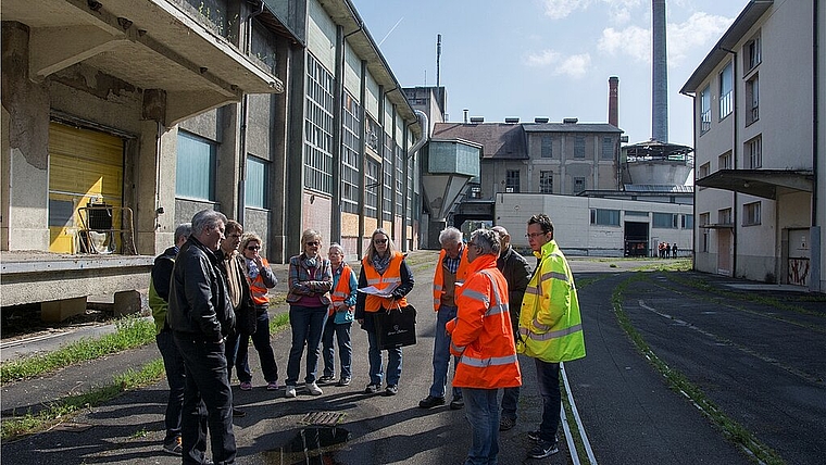 Rundgang: Beteiligte begehen mit Verantwortlichen das Areal, welches ab Ende August für zwei Wochen zum Ort der Kunst wird. Foto: Heiner Leuthardt
