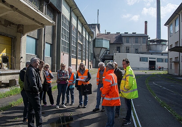 Rundgang: Beteiligte begehen mit Verantwortlichen das Areal, welches ab Ende August für zwei Wochen zum Ort der Kunst wird. Foto: Heiner Leuthardt 