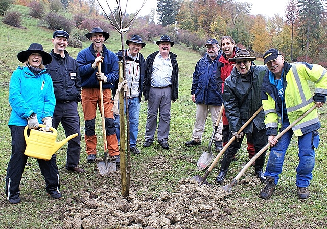 <em>Begeisterter Einsatz für die Artenvielfalt: </em>Eine Weisse Herzkirsche wird auf der Stürmenweid gepflanzt. <em>Foto: Jürg Jeanloz</em>