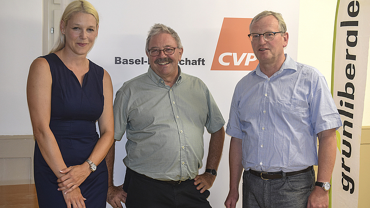 Fakten zur Altersvorsorge: Christina Hatebur (CVP), Gastreferent Hans-Ulrich Stauffer und Andreas Knörzer (Grünliberale) freuten sich über die zahlreichen Zuhörer im Saal der alten Gmeini Münchenstein (v. l.). Foto: Bea Asper