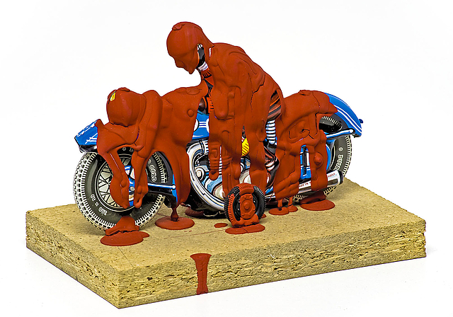 Rätselhaft bedrohlich: Dieter Roths «Motorradfahrer» von 1969 zeigt Blechspielzeug mit Acrylfarbe übergossen.  Foto: ZVG / Forum Würth Arlesheim