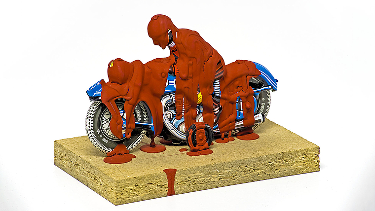 Rätselhaft bedrohlich: Dieter Roths «Motorradfahrer» von 1969 zeigt Blechspielzeug mit Acrylfarbe übergossen. Foto: ZVG / Forum Würth Arlesheim