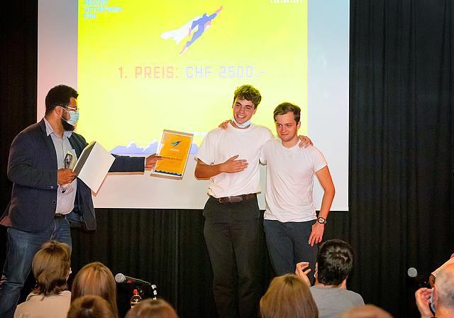 Jung und erfolgreich: Lucio Sansano (rechts), Gründer Saturday Sports Reinach, mit Kassier Florin Bürgler anlässlich der Preisverleihung.  Foto: ZVG / Raphael Hünerfauth