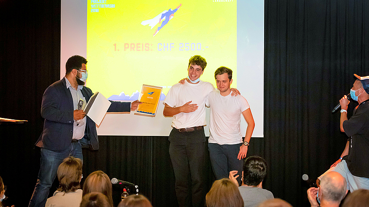 Jung und erfolgreich: Lucio Sansano (rechts), Gründer Saturday Sports Reinach, mit Kassier Florin Bürgler anlässlich der Preisverleihung. Foto: ZVG / Raphael Hünerfauth