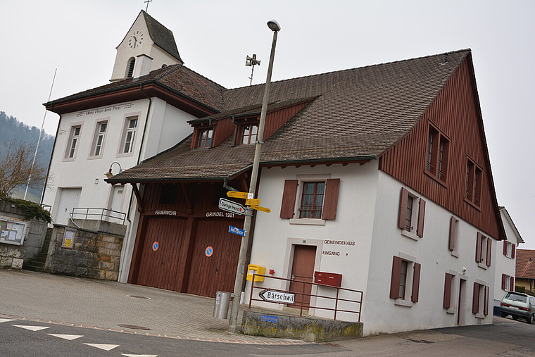 «Ohne Fleiss kein Preis»: Das Sprichwort vom alten Schulhaus gilt auch dort, wohin der Wegweiser zeigt. Foto: Roland Bürki
