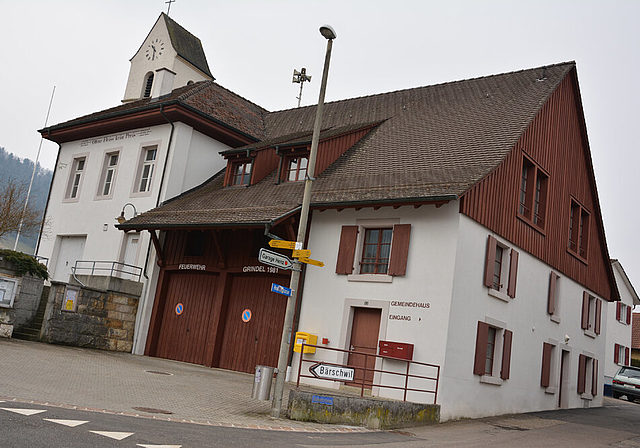 «Ohne Fleiss kein Preis»: Das Sprichwort vom alten Schulhaus gilt auch dort, wohin der Wegweiser zeigt.  Foto: Roland Bürki