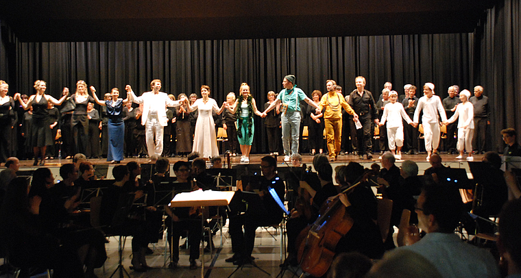 Farblich abgestimmtes Schlussbild: Mit viel Applaus für Orchester, Chor und Solisten. Foto: Thomas Brunnschweiler