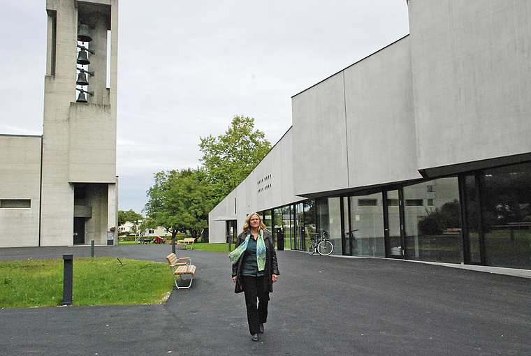 Geht mit Optimismus der Zukunft entgegen: Bianca Maag-Streit, Präsidentin der reformierten Kirchgemeinde Reinach vor dem neuen Kirchgemeindezentrum. Foto: Thomas Brunnschweiler