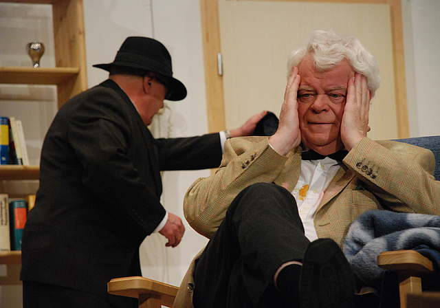 Versteht die Welt nicht mehr: Sir Tanley (Nobby Bloch). Im Hintergrund Theo Götz als Polizist Sutter.  Foto: Thomas Brunnschweiler
