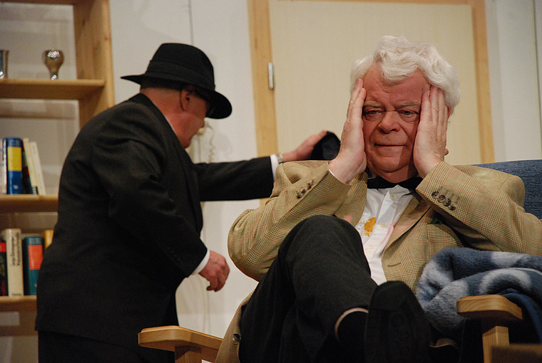 Versteht die Welt nicht mehr: Sir Tanley (Nobby Bloch). Im Hintergrund Theo Götz als Polizist Sutter. Foto: Thomas Brunnschweiler