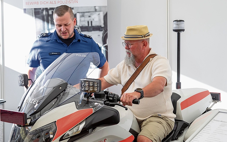 Einmal ein Polizeimotorrad testen: Dieser Besucher durfte zumindest Probe sitzen. Einmal ein Polizeimotorrad testen: Dieser Besucher durfte zumindest Probe sitzen.