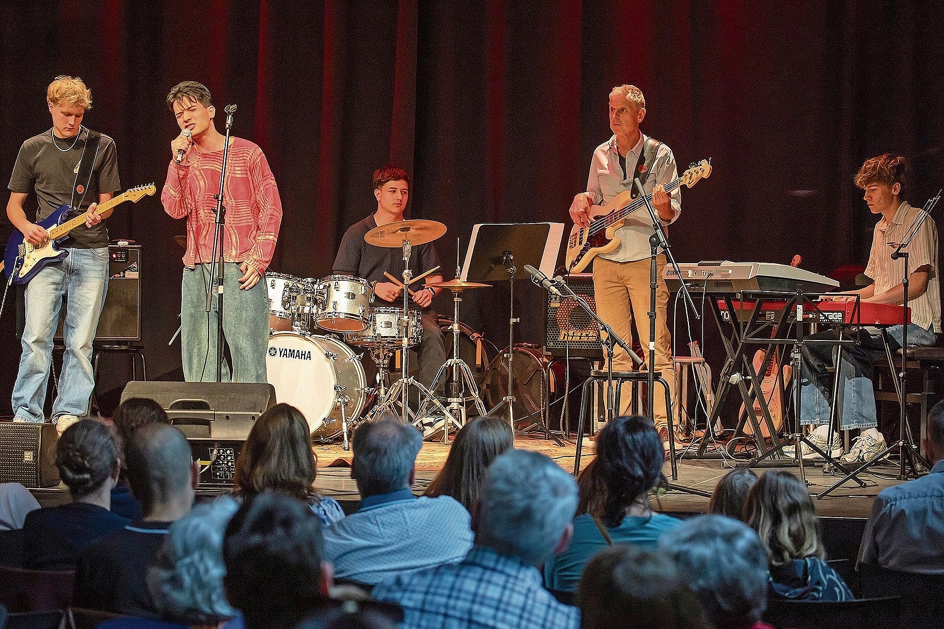Bandauftritt als Höhepunkt: Nicolas Rütti, Sänger Castilli Santiago, Schlagzeuger Florian Brügger (Zertifikat Stufe 5), Andreas Schnyder und Enea Schnell. Bandauftritt als Höhepunkt: Nicolas Rütti, Sänger Castilli Santiago, Schlagzeuger Florian Brügger (Zertifikat Stufe 5), Andreas Schnyder und Enea Schnell.