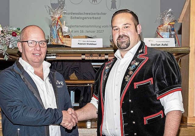 Der Verbandssitz bleibt im Kanton Solothurn: Michael Saner aus Laupersdorf, links, gratuliert seinem Nachfolger Patrick Waldner aus Büren und wünscht ihm viel Erfolg. Foto: zVg