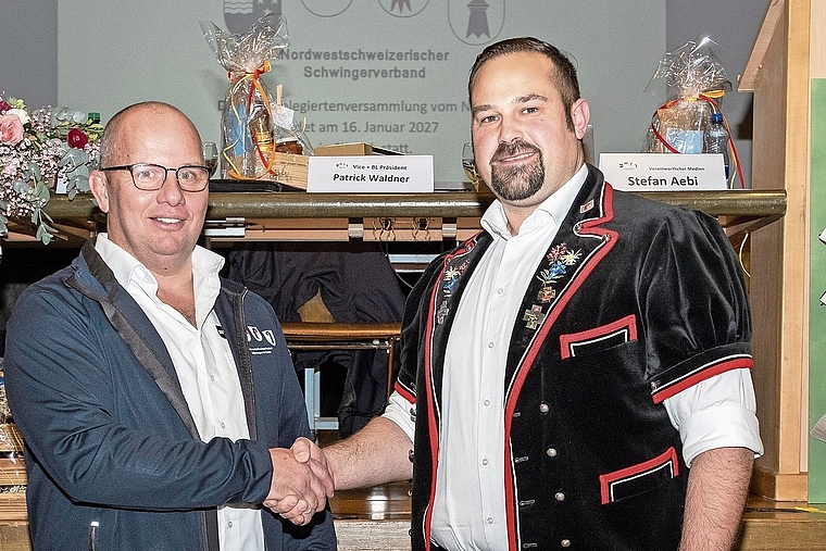 Der Verbandssitz bleibt im Kanton Solothurn: Michael Saner aus Laupersdorf, links, gratuliert seinem Nachfolger Patrick Waldner aus Büren und wünscht ihm viel Erfolg. Foto: zVg