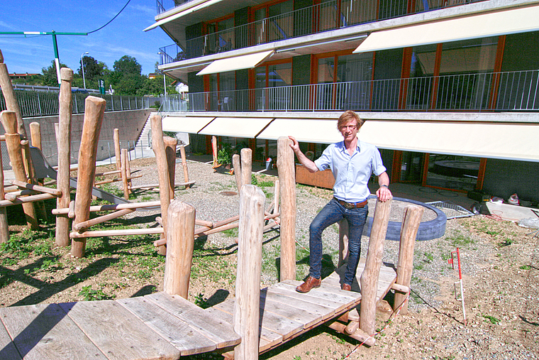 Stolzer Abteilungsleiter: Der Verantwortliche für Kind, Jugend und Familie der Gemeinde Münchenstein, Philippe Anex, auf dem Spielplatz der neusten Kita der Region. Foto: Lukas Hausendorf
