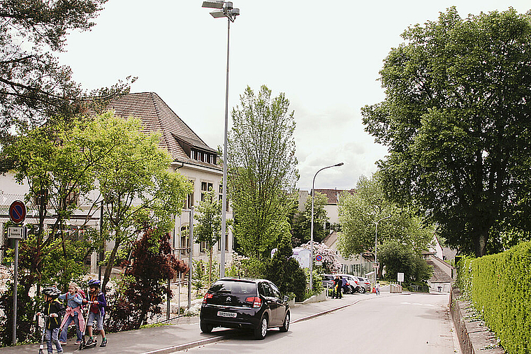 Wartendes Mami-Taxi vor dem Löffelmatt-Schulhaus: Die einen Kinder gehen ein paar Minuten den Berg hoch, andere werden chauffiert. Foto: Lukas Hausendorf